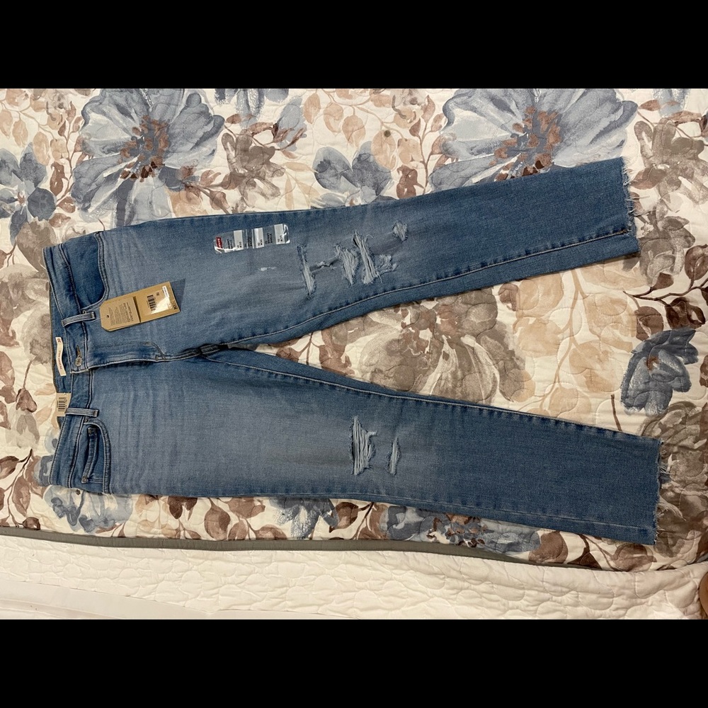 Levi’s 711 Skinny Ankle Jeans